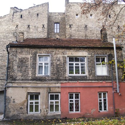 Namas kaštonų kieme